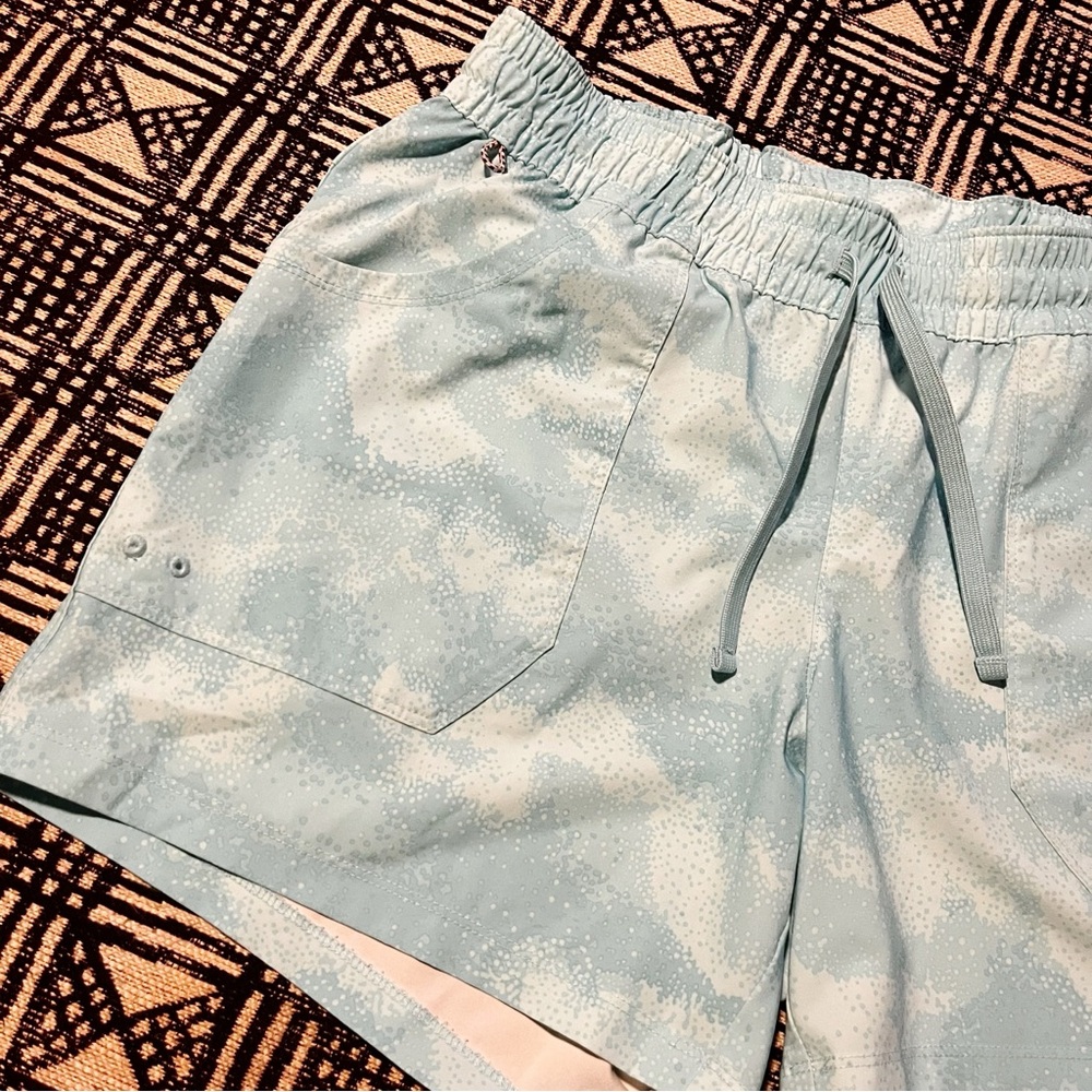 Columbia Women Outdoor Hiking Cargo Shorts Light Blue Teal 5” stretch waist M - Picture 3 of 10